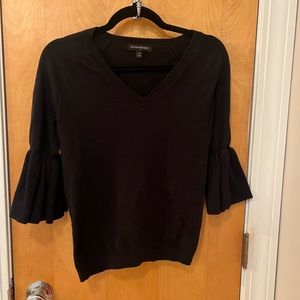 Black three-quarter sleeve sweater, flared sleeves